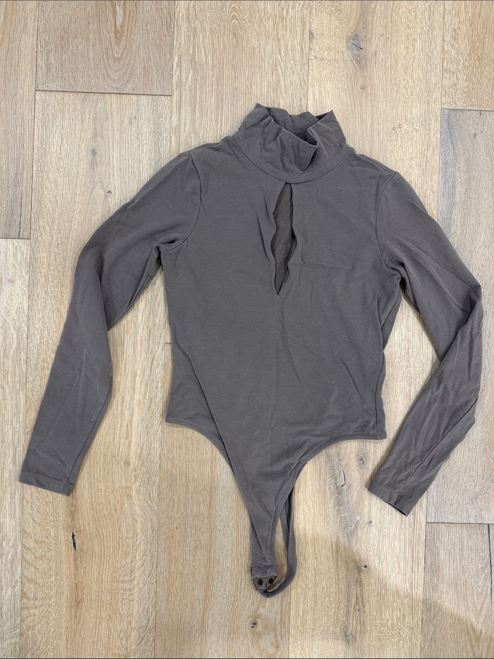 Women's Long Sleeve Keyhole Mock Neck Bodysuit - Brown